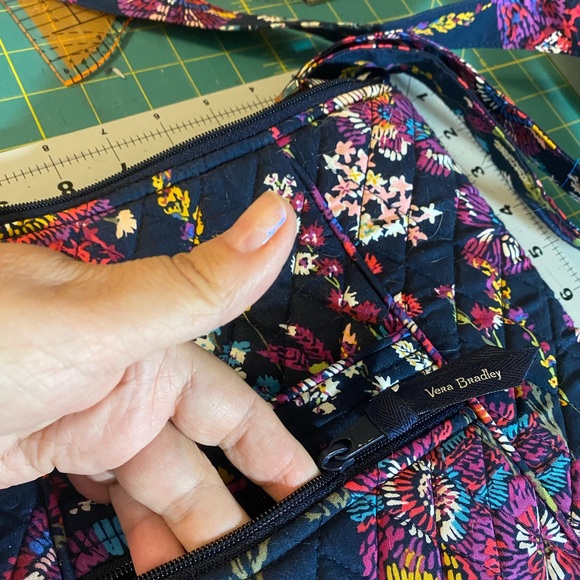 Vera Bradley crossbody - Picture 4 of 9
